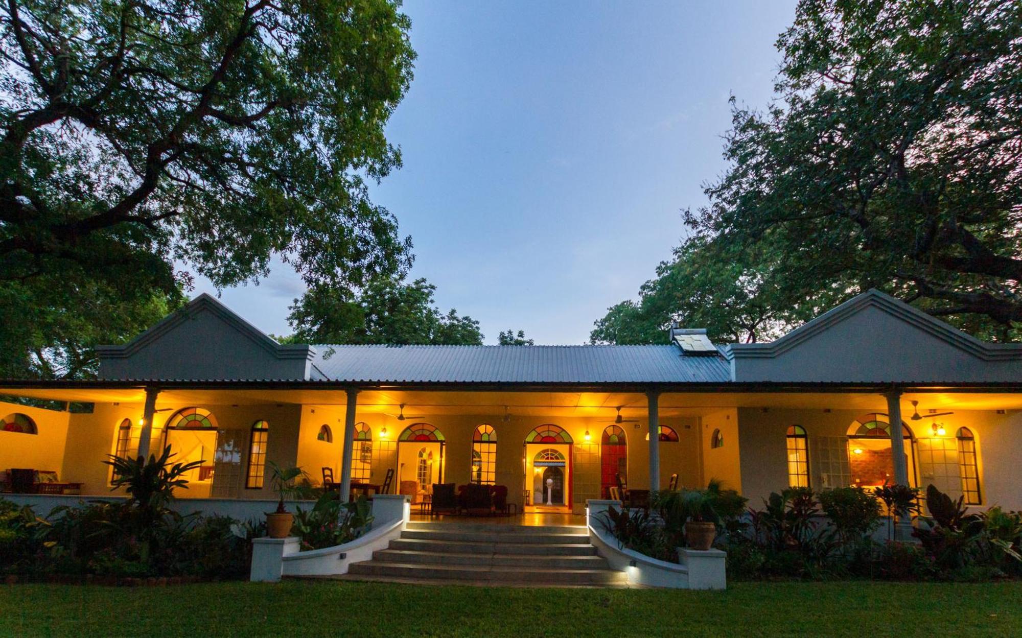 The Courtney Lodge Victoria Falls Eksteriør bilde