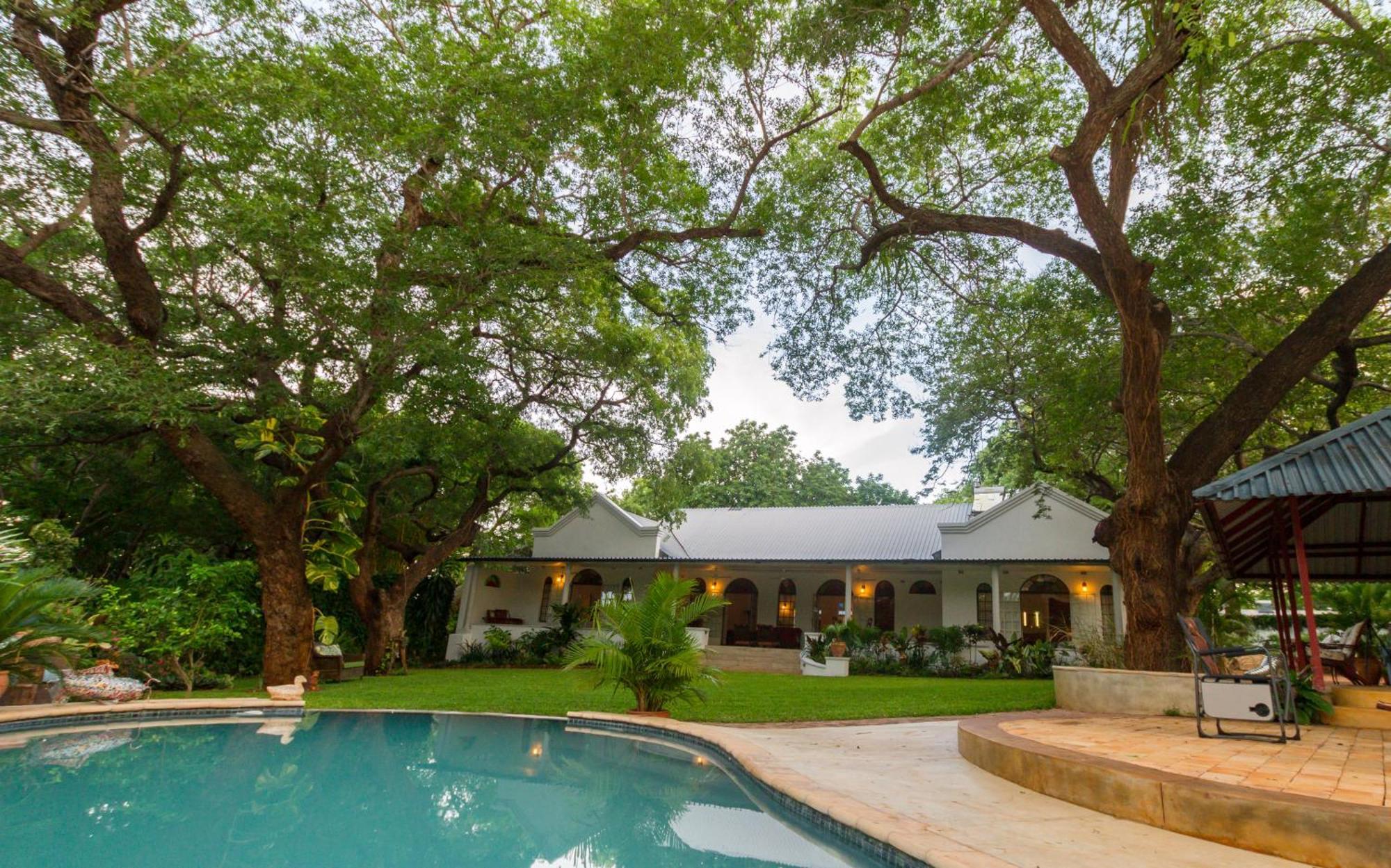 The Courtney Lodge Victoria Falls Eksteriør bilde